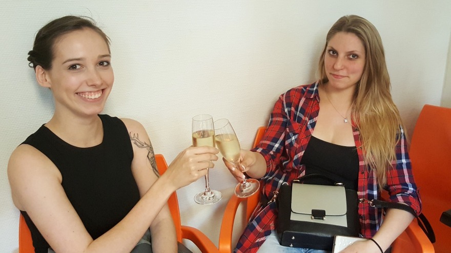 Auf uns! Marie und Mandy stoßen an. Auf uns! Marie und Mandy stoßen an.